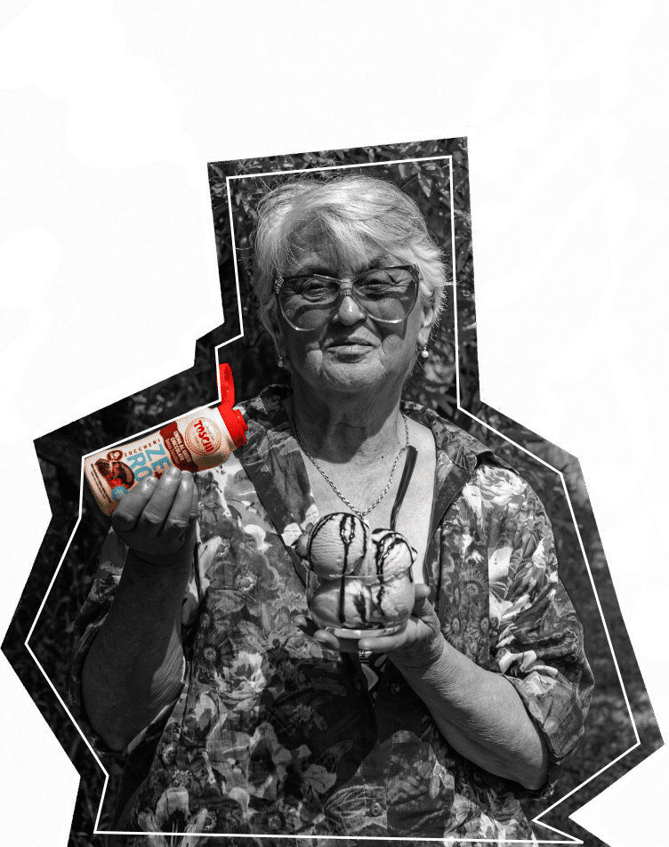 signora che usa topping toschi su una coppa di gelato